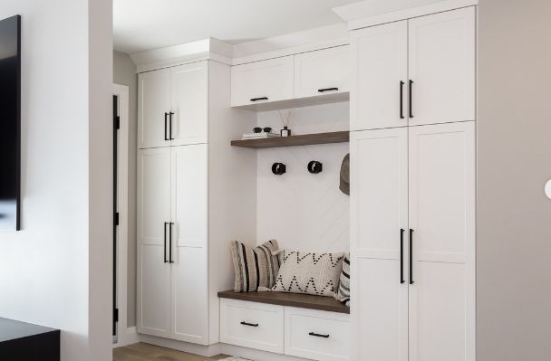 Benjamin Moore Calm is surely the jack of all trades with this cabinetry