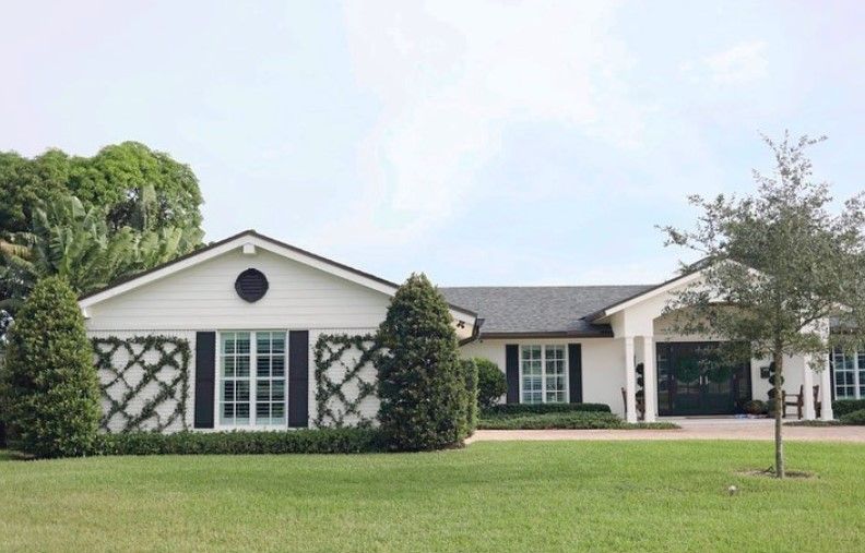 Benjamin Moore Onyx on the window shutters.